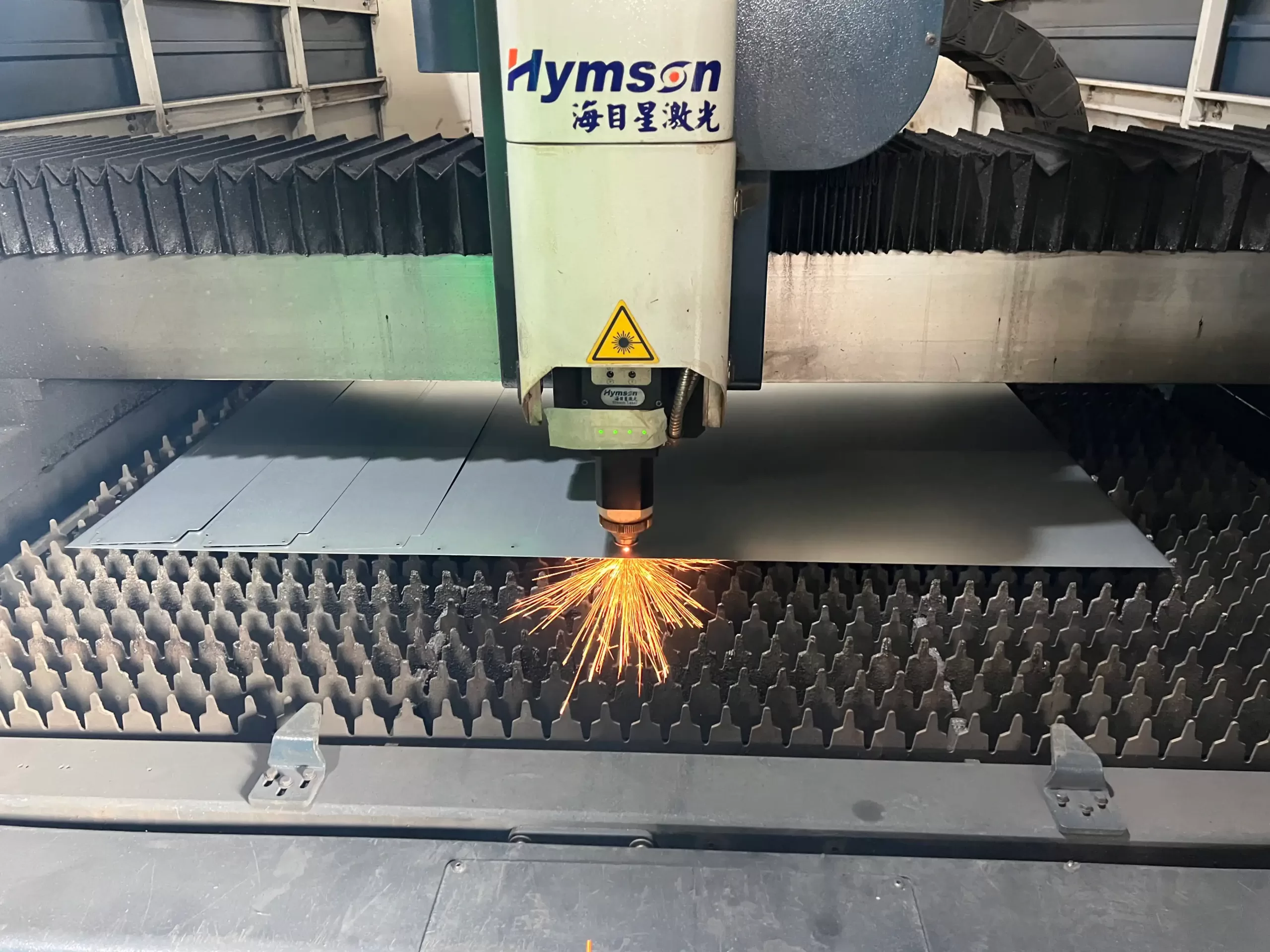 Laser cutting process with sparks 2 Laser cutting process with sparks 2