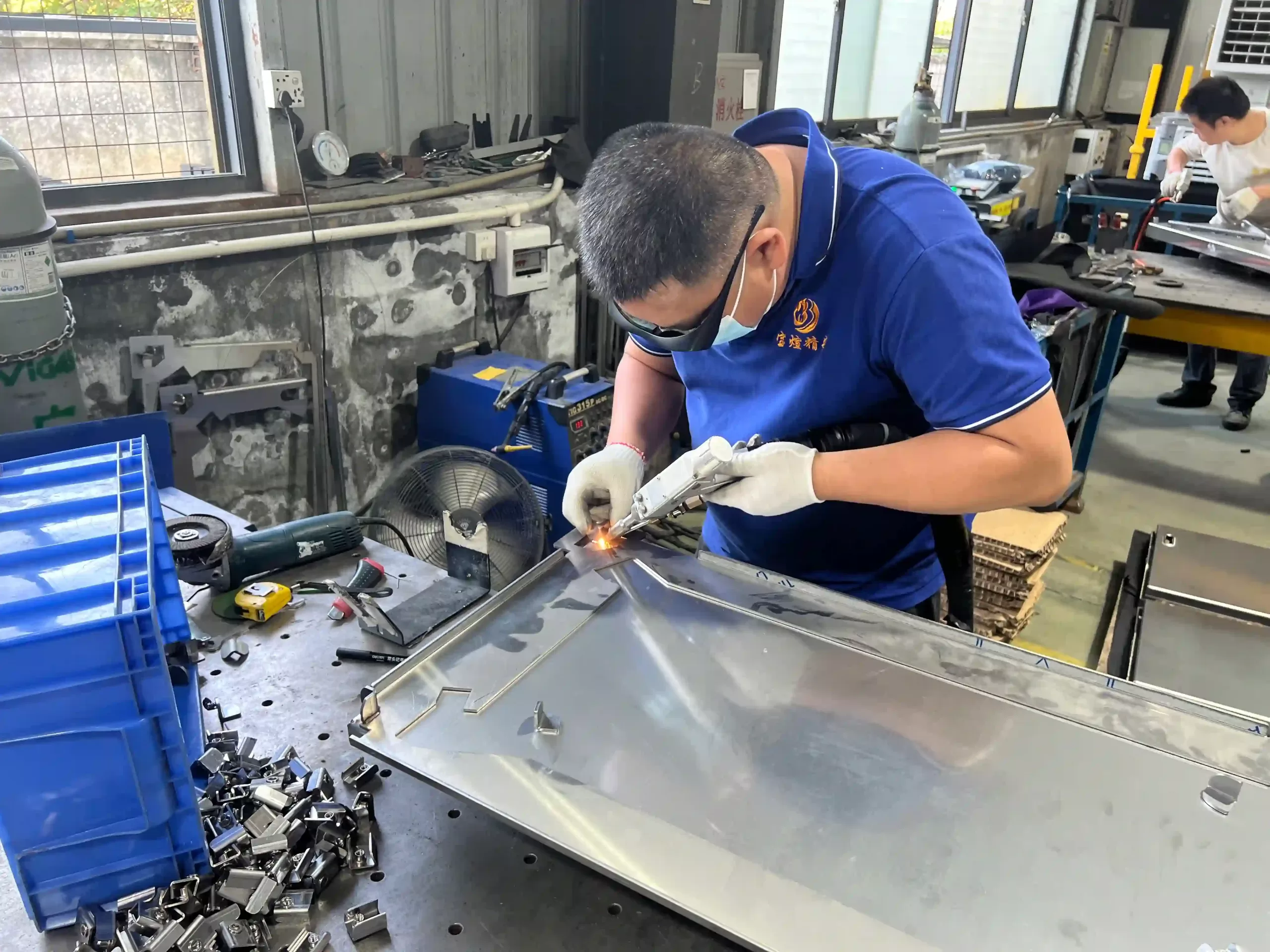 Metal part welding process Metal part welding process