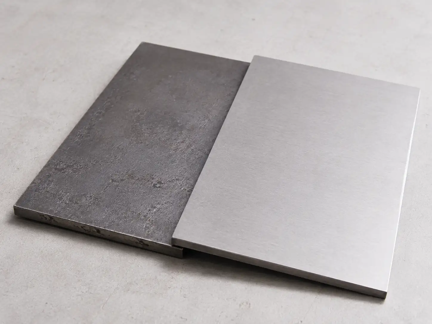 Hot-Rolled vs Cold-Rolled Carbon Steel Sheet Comparison of hot-rolled and cold-rolled carbon steel sheet surface finish and flatness